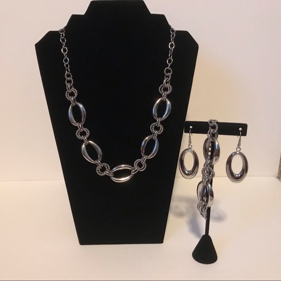 Stainless steel necklace and accessories. - Picture 5 of 8